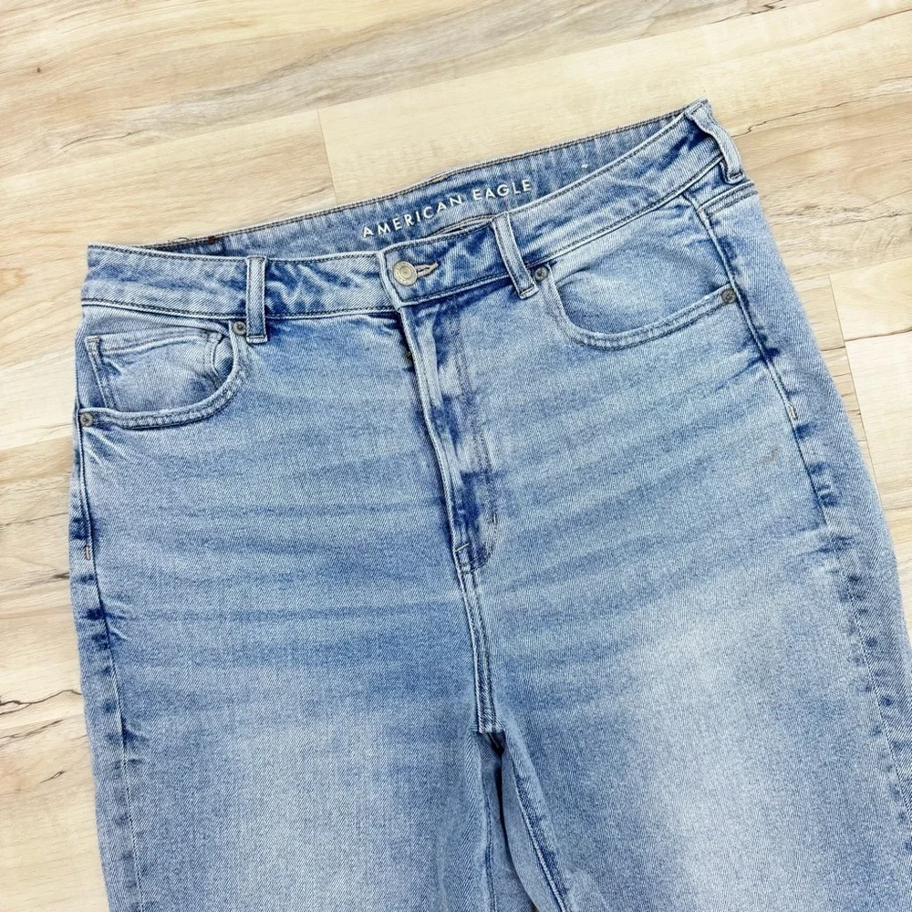 American eagle high rise mom straight jeans light wash Sz 14 regular